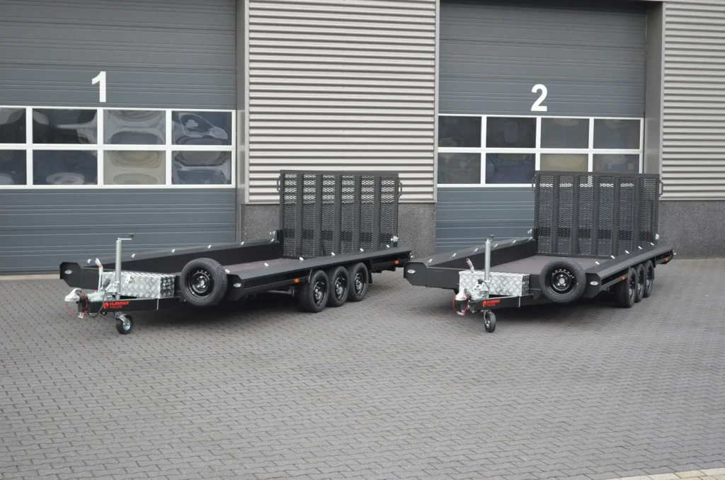 Foto van twee aanhangwagen van vlemmix naast elkaar voor twee rolluiken