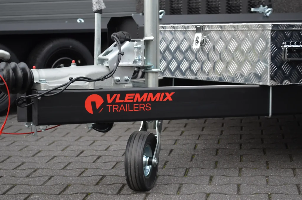 Logo van Vlemmix op de zijkant van de frame van een aanhangwagen